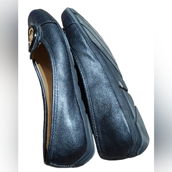 ๐ Liz Claiborne Black Faux Leather Flats with Gold Tone Metal Logo Medallion 8 - Picture 4 of 6